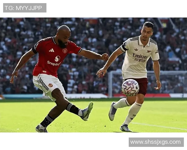 世界杯激战阿森纳与曼联握手言和争议判罚引发全场热议